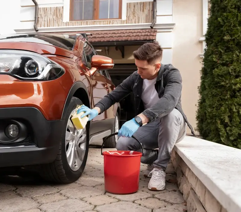 Lavage auto à domicile Cast : professionnel intervenant sur un véhicule